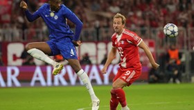 欧冠小组赛首轮战报：曼城巴萨领跑，黑马球队3-0登顶小组榜首